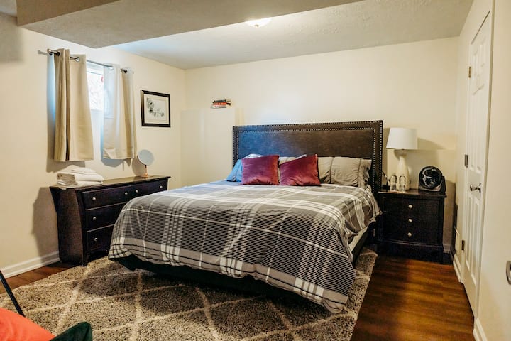Oh, ¿mencioné que hay OTRA CAMA TAMAÑO KING?

Enfrente de la habitación Forest en el nivel más inferior se encuentra el otro dormitorio tamaño king.  ¡Eso significa que no tienes que decidirte con la otra pareja que consigue la cama King!