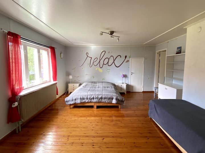 Стая 2 с двойно легло (160x200 см) на горния етаж и регулируемо легло (80x200 см за 5 гости и 160x200 см за 6 гости).