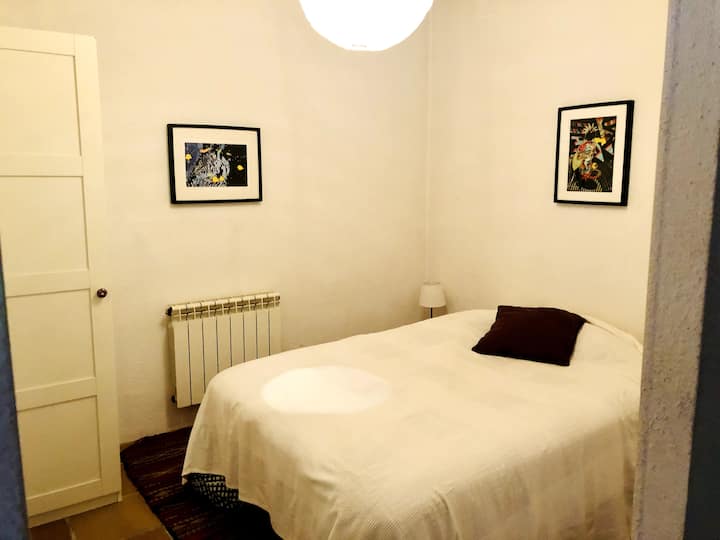 ห้องเตียงใหญ่พร้อมเตียงนอนสบายและตู้เสื้อผ้าพร้อมไม้แขวนเสื้อ