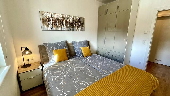 Двокреветна соба со кревет широк 180 см (2 душека од по 90 см, во рамките на еден кревет).