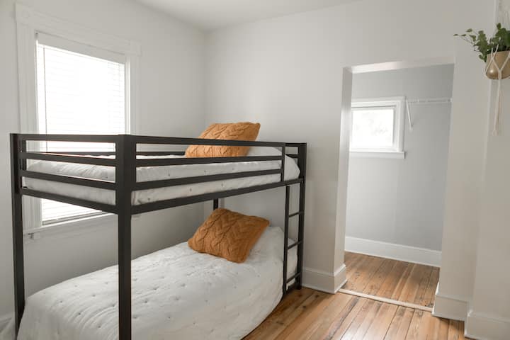 Primer dormitorio en la segunda planta. Tiene dos camas individuales (tiene capacidad para 2 personas).