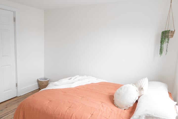 Dormitorio 3 en el tercer piso. Tiene una cama tamaño queen (capacidad para 2 personas).