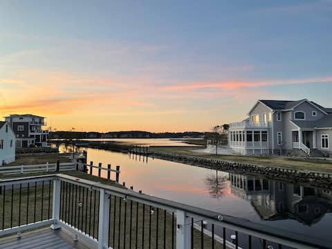 Waterfront Retreat | Dock, Kayaks, Walk to Beach