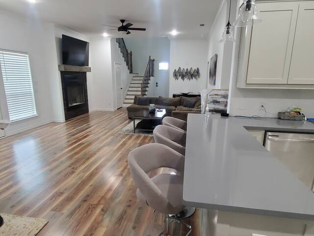 New home in great location ideal for large groups gallery image 3