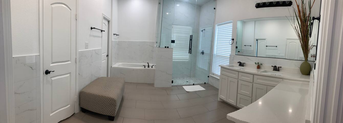 New home in great location ideal for large groups gallery image 5