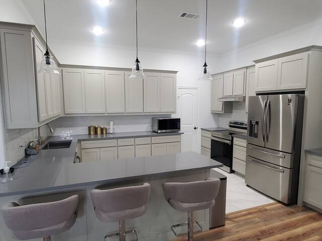 New home in great location ideal for large groups gallery image 2