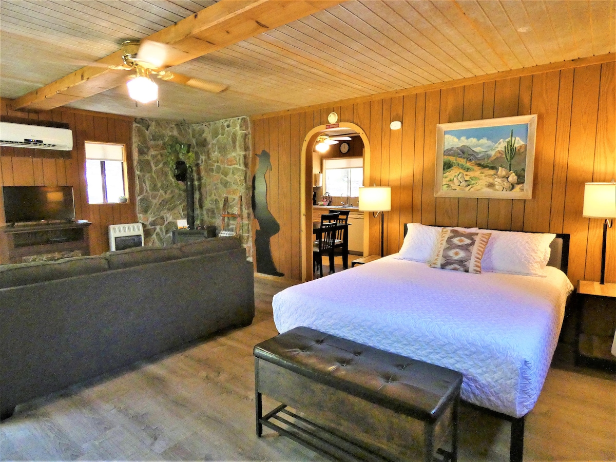 全新标准双人床和标准双人沙发床，让这个空间非常舒适。  迷你分体式空调暖气让您在夏季保持凉爽，冬暖！