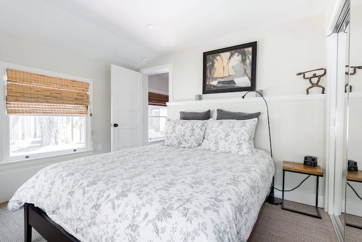 เตียงควีนไซส์สะดวกสบายพร้อมผ้านวมนุ่มๆหมอนและผ้านวม 