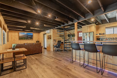 Sleek & cozy sleeps 6 with private yard