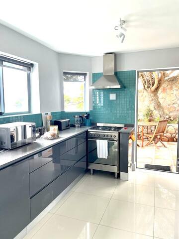 Modern apartment with sea views gallery image 4