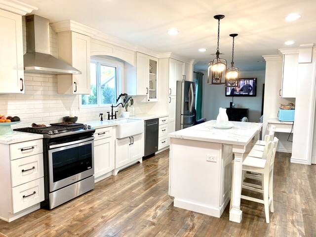 Premium 5 BR Retreat + Pool in Prime location gallery image 3