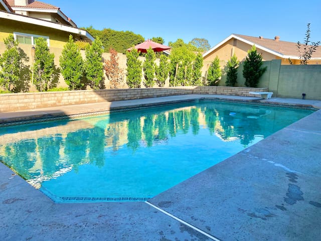 Premium 5 BR Retreat + Pool in Prime location