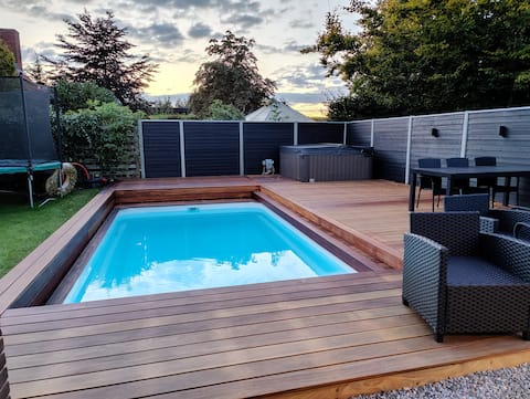 Villa with heated pool and outdoor spa, close to the beach