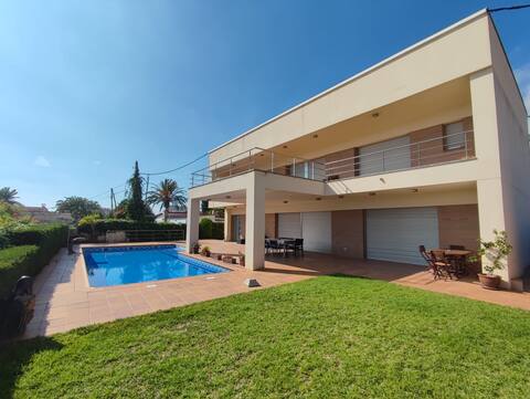 Villa Maricel in front of the sea with pool