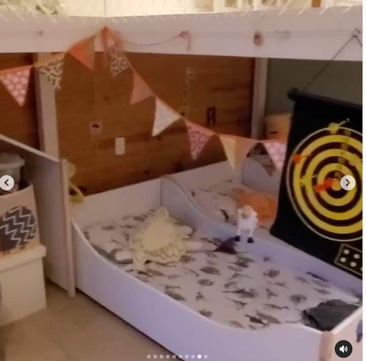 غرفة للأطفال مع بيت داخل الغرفة.