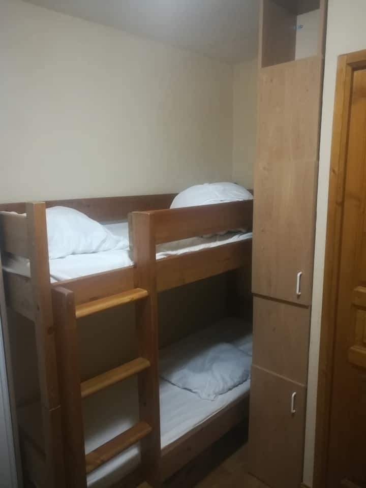 带储物柜的山区角落