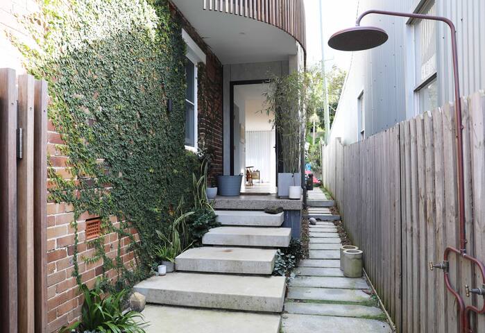 Wrapped in Clovelly – a warm 5 bedroom home gallery image 3