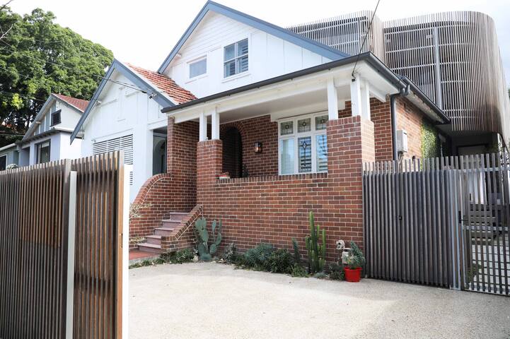 Wrapped in Clovelly – a warm 5 bedroom home gallery image 2