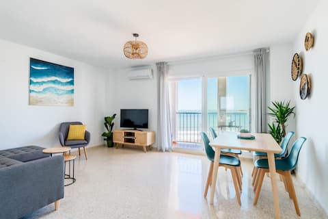 Top performing Airbnb: Spectacular Seaview! Spacious Modern Beach Condo in El Puerto De Santa María