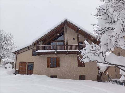Family chalet ON THE SLOPES 12-14 people