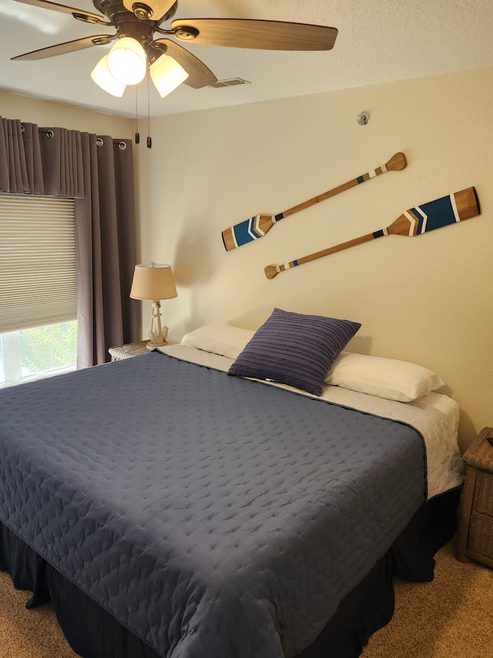 Დიდი ზომის მთავარი საწოლი აპარტამენტში