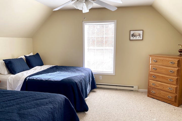 בחדר השינה הרביעי יש שתי מיטות קווין סייז.