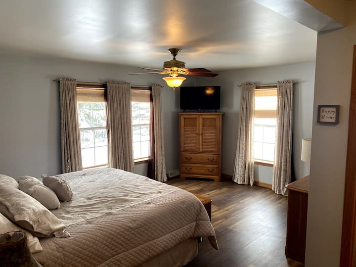 חדר שינה ראשי עם מיטת קינג, טלוויזיה חכמה (נטפליקס ודיסני+), חדר ארונות ואמבטיה ראשית. 