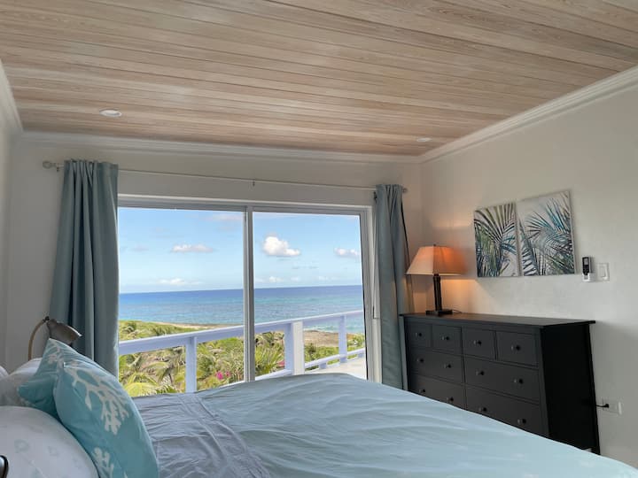 غرفة نوم مع إمكانية الدخول إلى الشرفة والحمام الداخلي