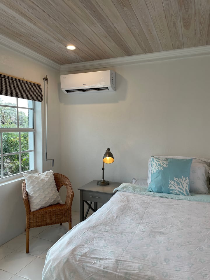 غرفة نوم مع مكيفات هواء مقسمة