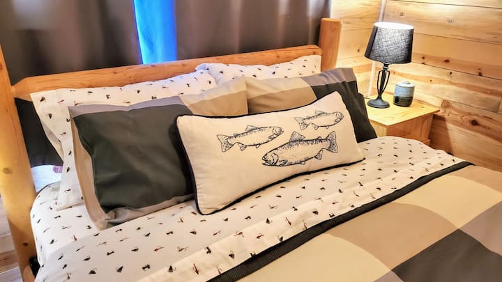 Bedrooms feature luxury bedding, a heated blanket for the queen and comfortable mattresses. 