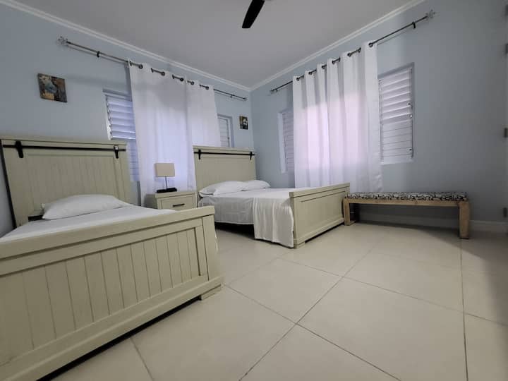 Dhoma e dytë e gjumit me krevate të rehatshëm të plotë dhe dopio