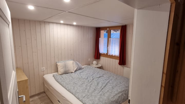 Dhomë gjumi me ndriçim LED dhe portë USB