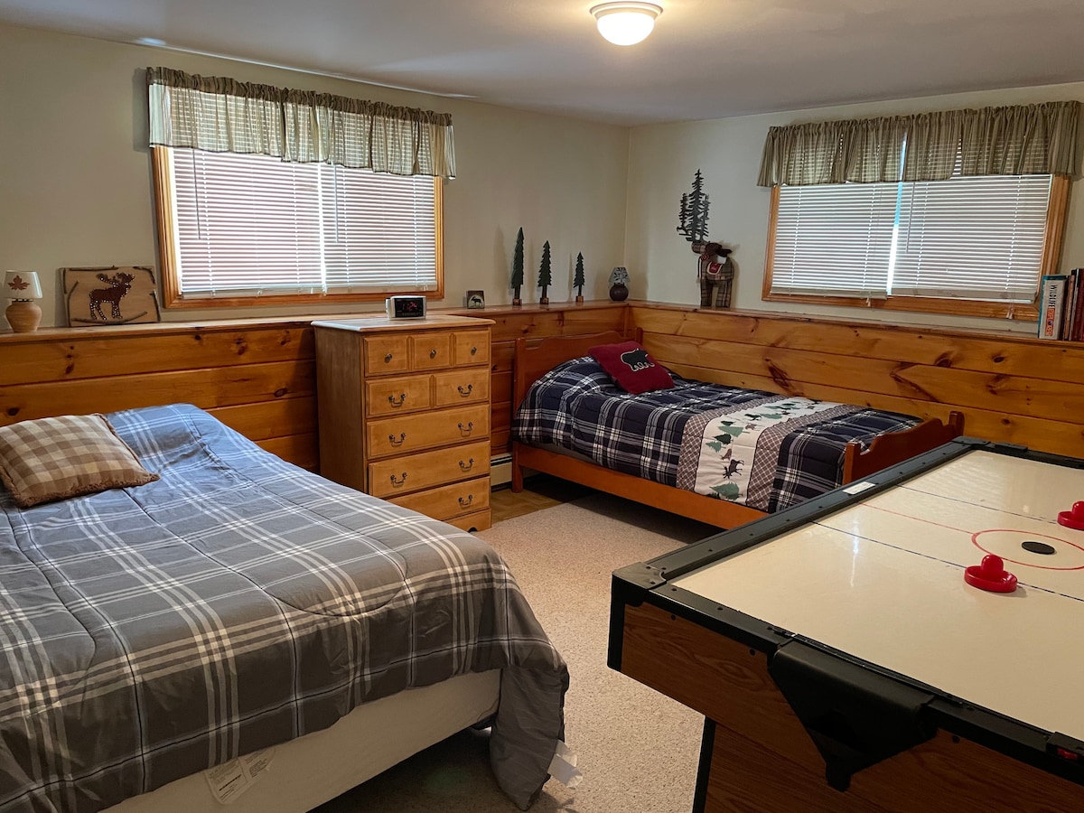 ห้องนอนชั้นใต้ดิน - 1 เตียงใหญ่ 1 เตียงคู่