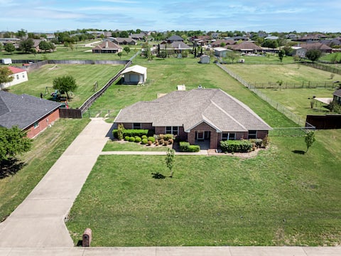 Perfect Stay in Ranch-like House w Huge Backyard!
