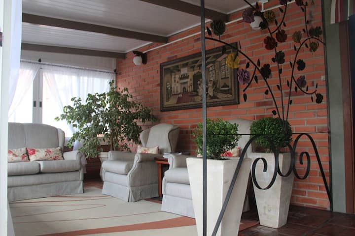 Casa Da Cica Suíte Branca - 2 Q Da Av Principal - Gramado