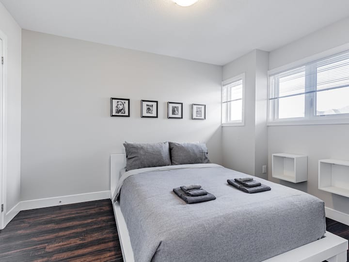 QUEEN Sized SEALY POSTUREPEDIC Nalazi se u trećoj spavaćoj sobi!!!