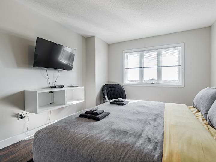 Probudite se u emisiji Watch CP24 ili Tour Favourite NETFLIX serije na bračnom KREVETU u četvrti SEALY POSTUREPEDIC koja se nalazi u glavnoj spavaćoj sobi!!!