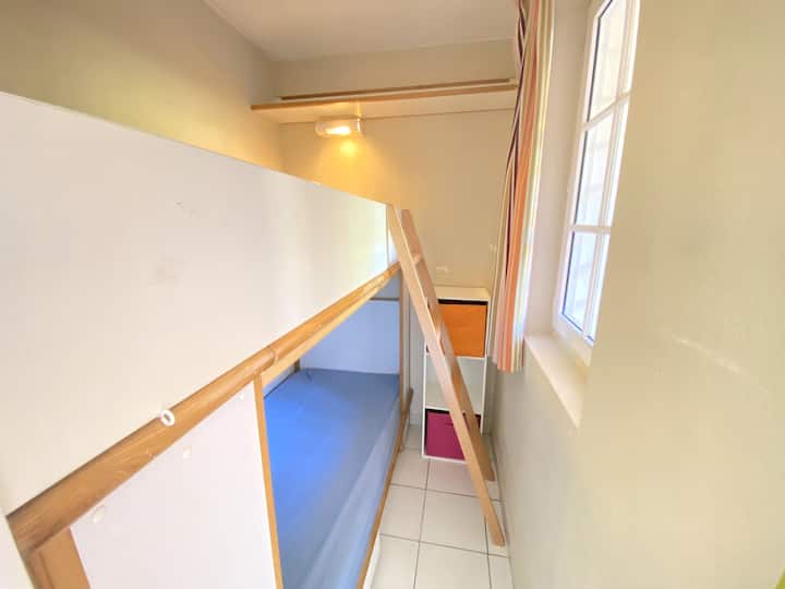 Soba u brvnari s krevetima na kat