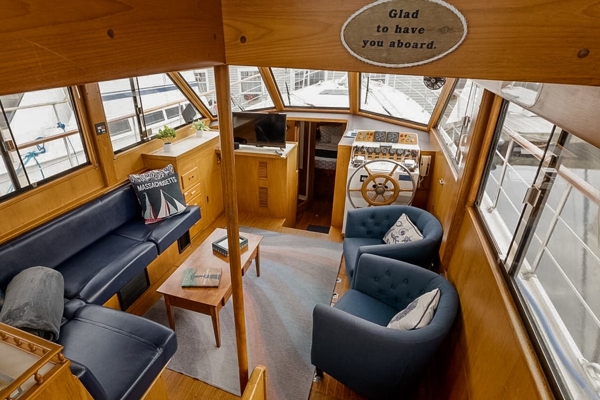 Top Airbnb: 2BR Spacious Yacht - Heat & AC- On Freedom Trail in Charlestown