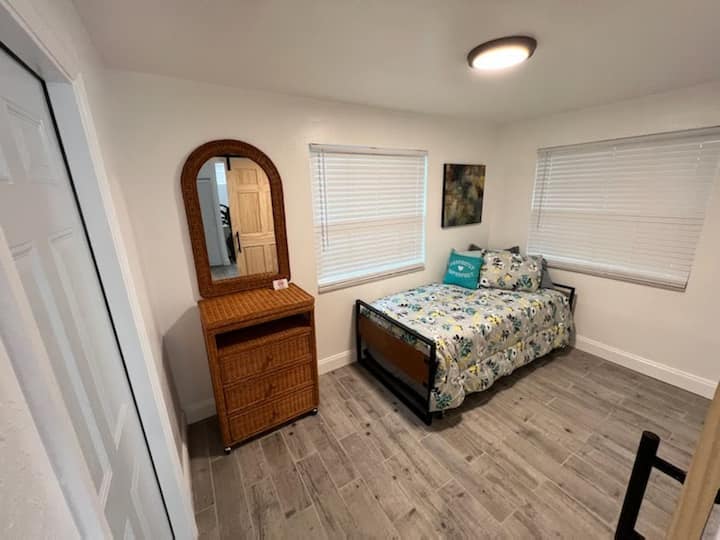 سرير مزدوج مع سرير قابل للسحب (اسحب السرير للخارج)