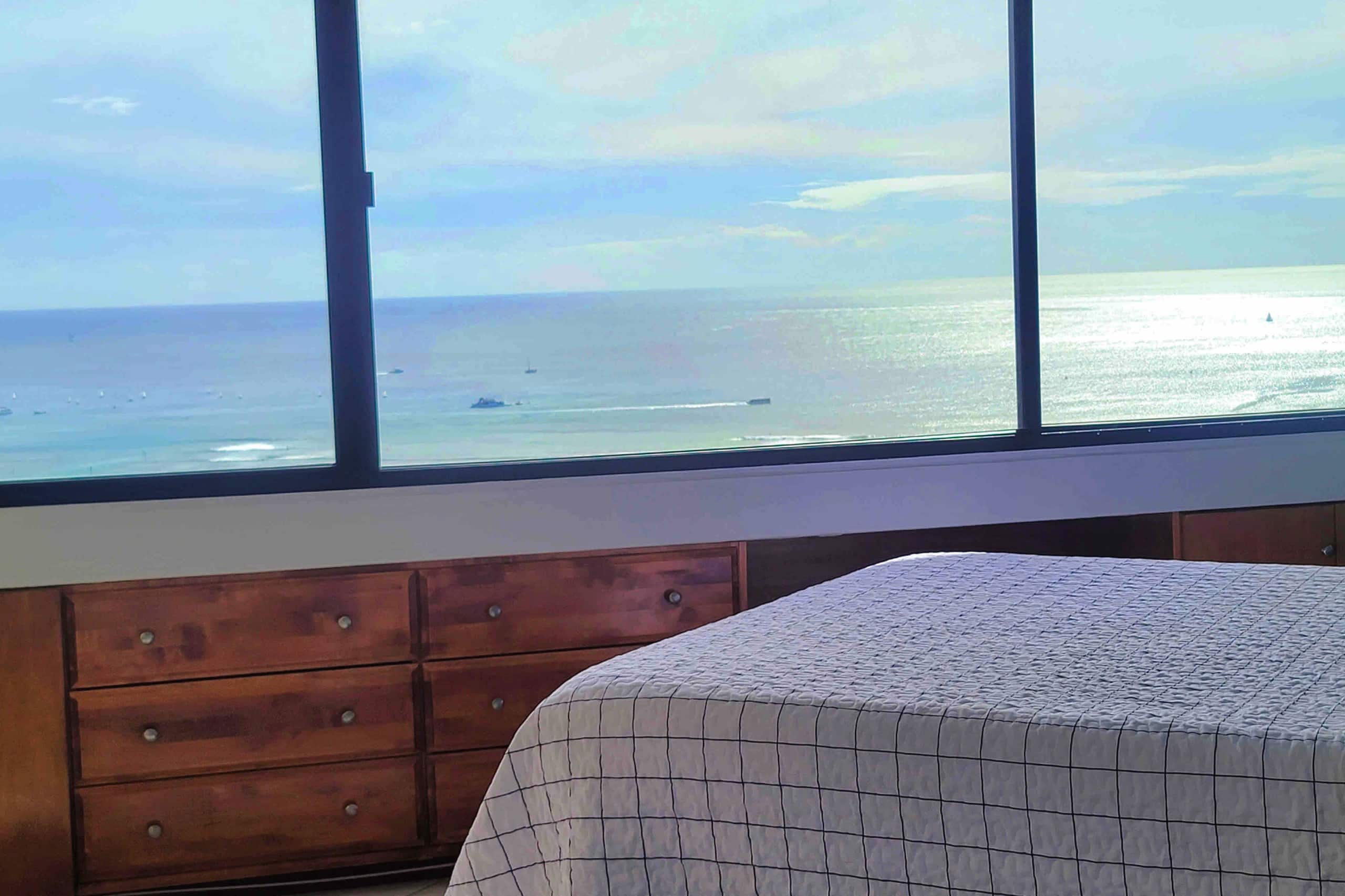 Condo in Honolulu · ★4.7 · Studio · 2 beds · 1 private bath - Image 14