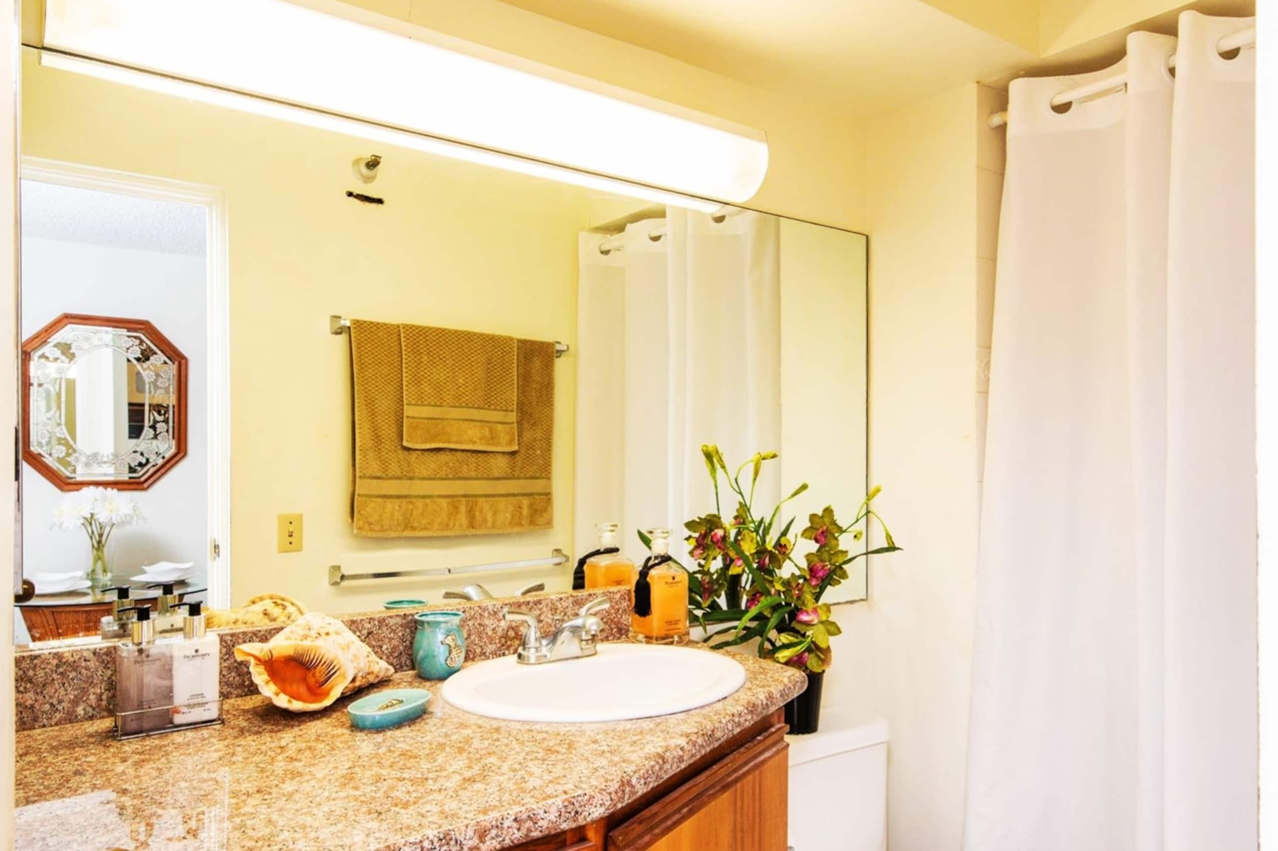 Condo in Honolulu · ★4.7 · Studio · 2 beds · 1 private bath - Image 5