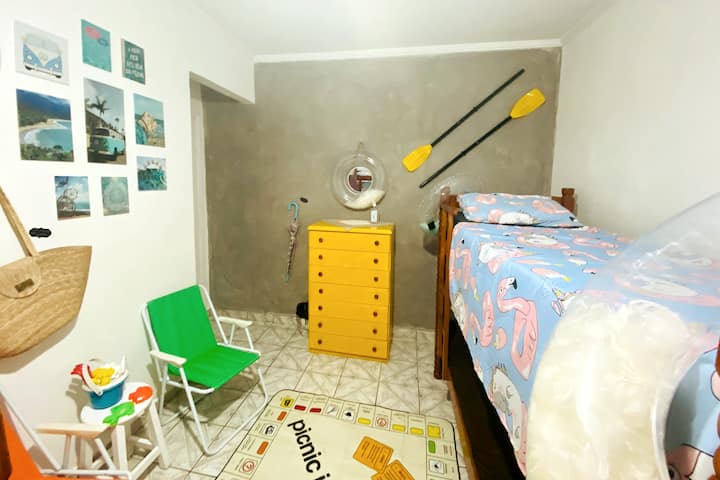 Quarto com 3 beliches, cômoda, ventilador de teto, cortina blackout e decoração de praia