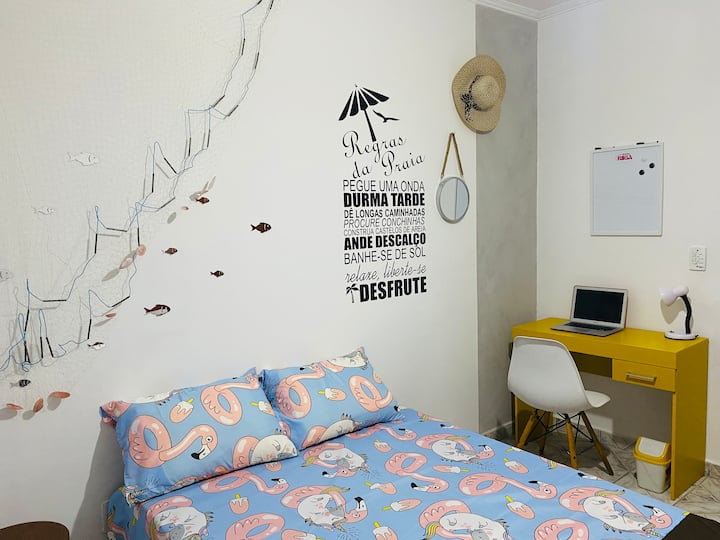 Quarto com cama queen super confortável, armário, mesa, ventilador de teto e cortina blackout