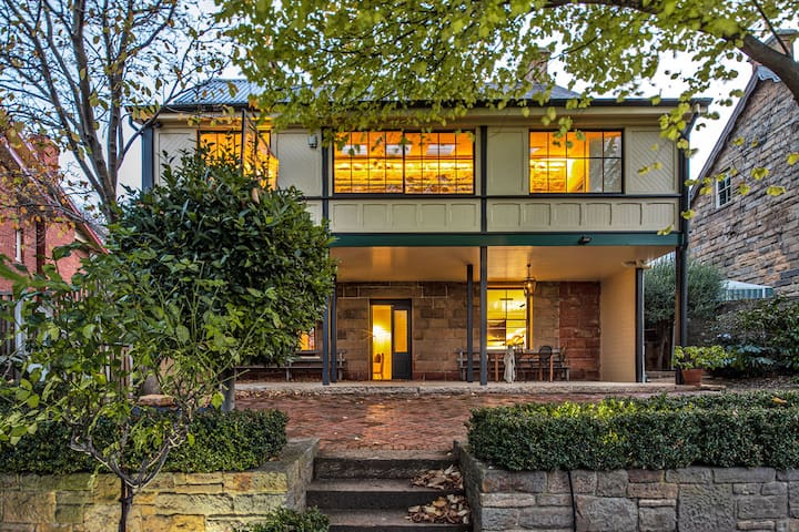 Elegant European Style 4BR Retreat – North Hobart