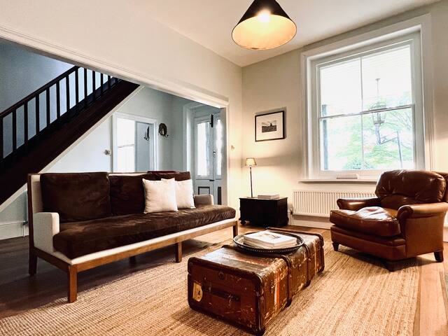 Elegant European Style 4BR Retreat – North Hobart gallery image 2