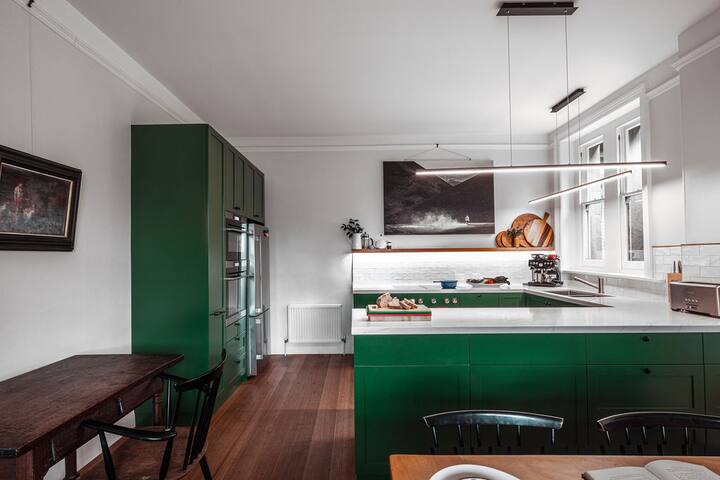 Elegant European Style 4BR Retreat – North Hobart gallery image 4