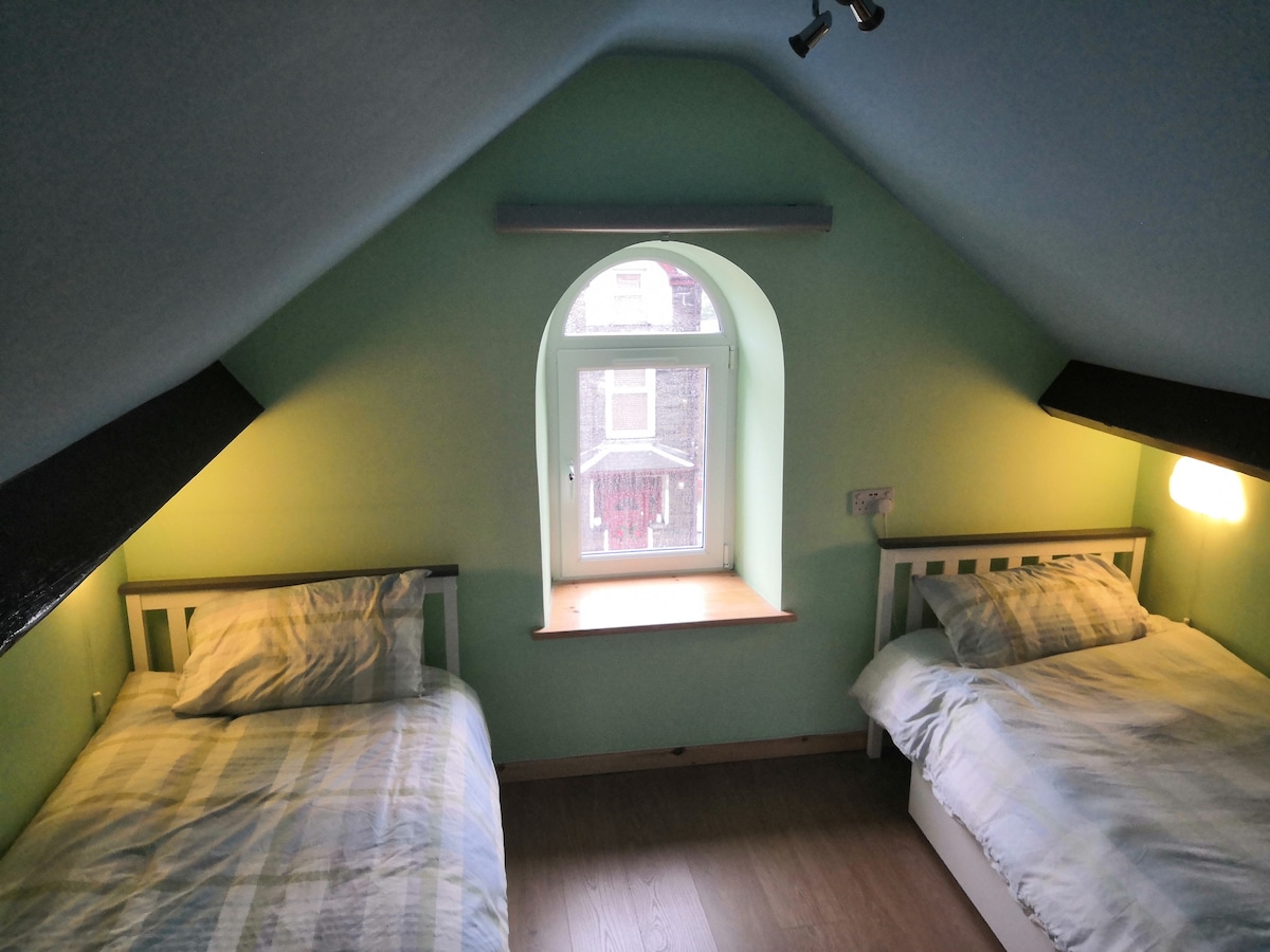 Таванска спална соба со две спални соби