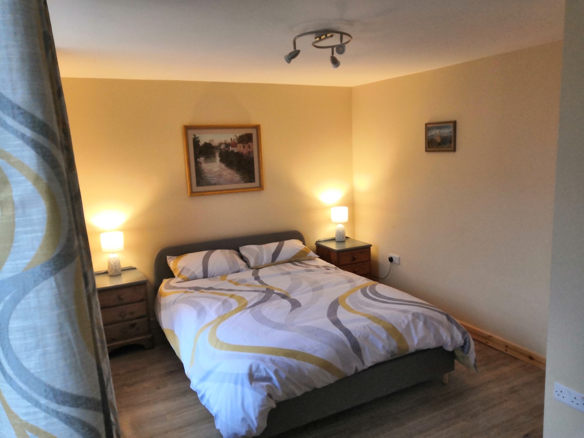 Спална соба со брачен кревет (широк 180-220