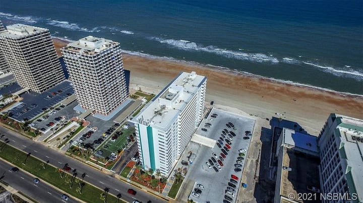 Lovely 2-bedroom Condo On The Beach - Daytona Beach, FL